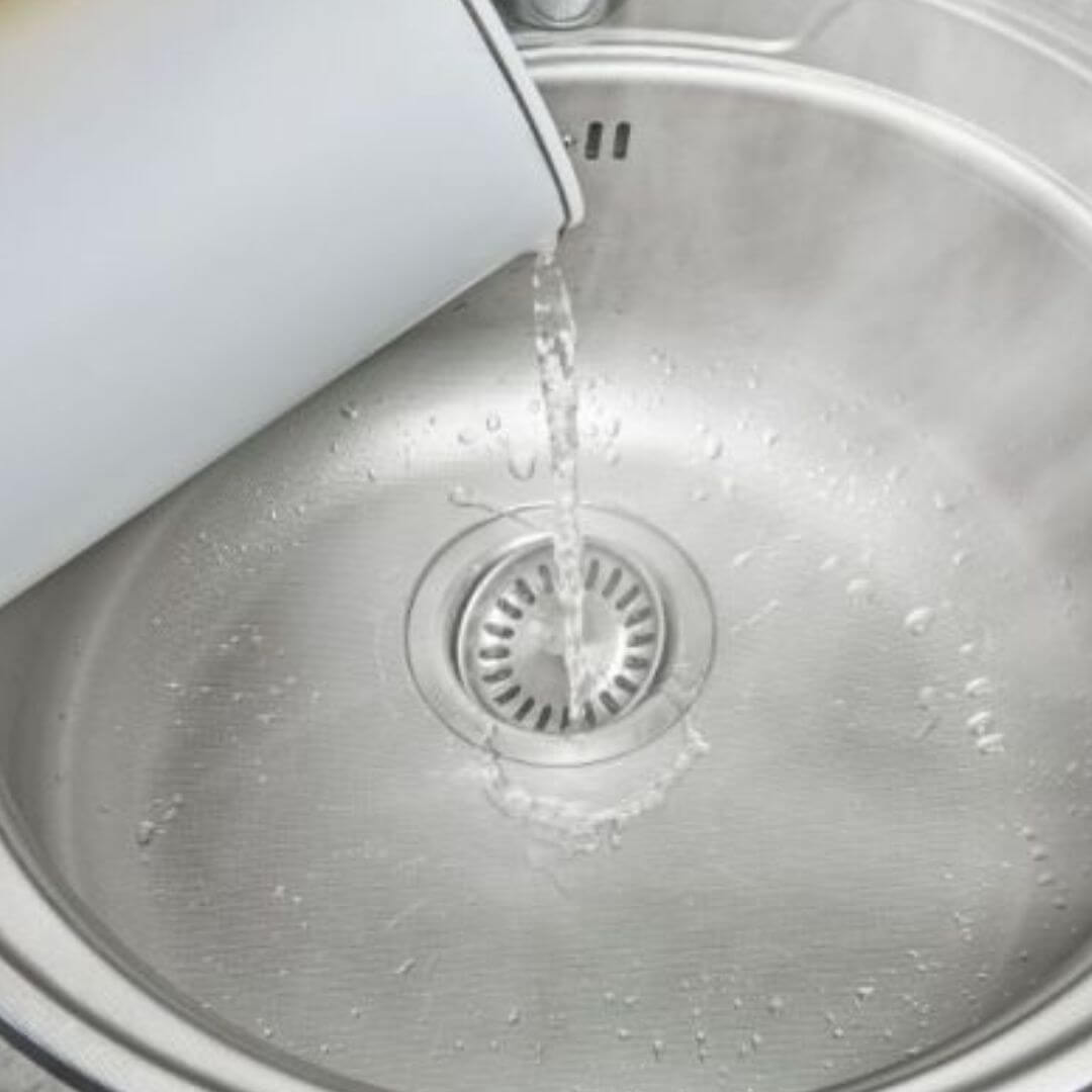 Použitie gumového zvona na upchaté umývadlo v kúpeľni